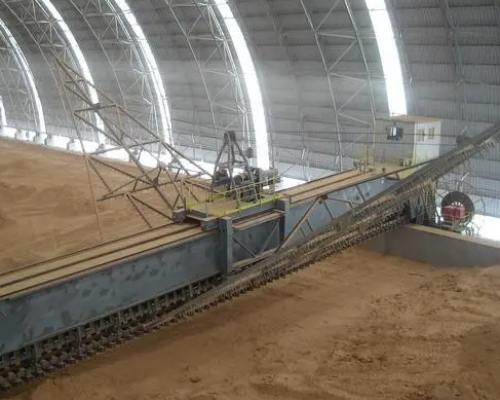 Bridge type reclaiming machine